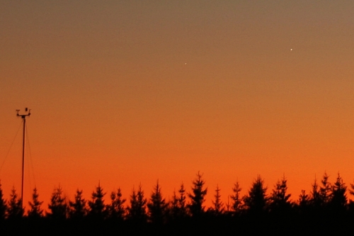 Jupiter ja Merkuur 1. jaanuaril 2009: Pilt on tehtud umbes tund peale päikeseloojangut, kui planeedid olid paari kraadi kõrgusel horisondi kohal. Jupiter on paremal ülal ja heledam, Merkuur keskel ülal ning vaevumärgatav. Tõnis Eenmäe foto.