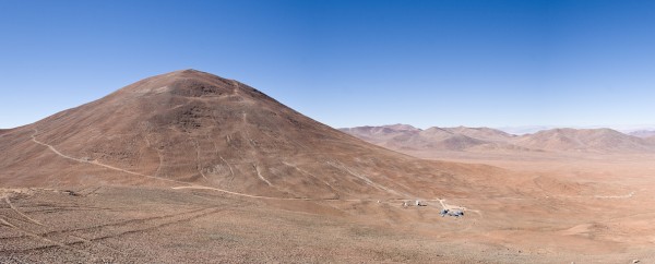 Cerro Armazonese mägi Atacama kõrbes. Mäe jalamil, umbes 300 meetrit tipust madalamal asub Cerro Armazonese observatoorium, mis kuulub Antofagasta ülikoolile Universidad Católica del Norte. Foto: Taavi Tuvikene (2005)