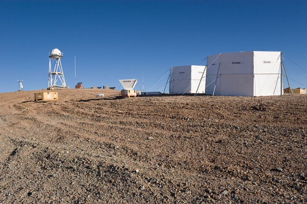 Cerro Armazonese astrokliima uurimine. Mäetipus olevate seadmetega koguti mitme aasta jooksul andmeid vaatluskoha kvaliteedi kohta. Foto on tehtud 2005. aastal, kui Cerro Armazones oli veel 30-meetrise TMT võimalikuks asukohaks. Foto: Taavi Tuvikene