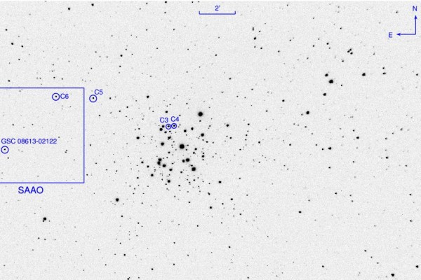 Laia vaateväljaga kaader taevaalast hajusparve NGC 3293 ümbruses. Uuritud täht GSC 08613–02122 asub pildi vasakus servas ja on tähistatud ringiga. Tähed C3 kuni C6 on heleduse mõõtmisel kasutatud võrdlustähed. Ruut märgib SAAO 1-meetrise teleskoobi vaatevälja.