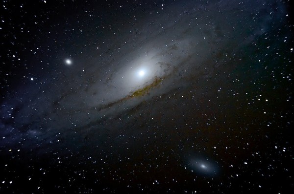 Andromeeda galaktika pildistatuna läbi väikese teleskoobi