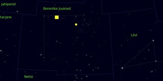 Bereniike Juuste tähtkujju. Ülal paremal näeme hajusat hajussparve Melotte 111. Coma galaktikaparve asukohta tähistab kollane ruut. Virgo-Coma galaktikaparve liikmeid leidub tähtkuju all paremas ääres. Kollane ring tähistab spiraalgalaktikat Nõüel..
