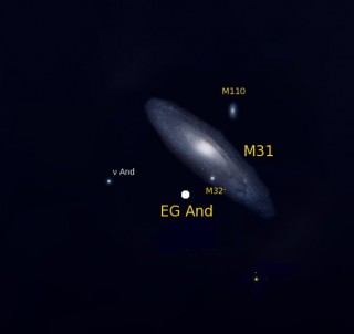 Sümbiootiline täht EG And ja meie naabergalaktika M31. EG And on märgitud suure valge ringiga. Pildile jäävad ka M31 kaaslased M32 ja M110.