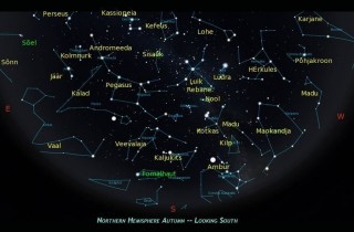 Detsembriõhtu lõunakaar taevavõlvl. Jupiter asub Kalades, Saturn Kaljukitses ja Veenus Amburis. Ära on märgitud Fomalhaut. Veidi jääb pildile ka lõunataevast, mis on Eestis nähtamatu.