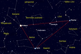 Kevadkolmnurk detsembri hommikutaevas: Arktuurus, Reegulus ja Spiika.