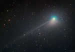 Üks seni paremaid ülesvõtteid komeedist C/2022 E3 (ZTF). Komeedi tuuma ümbritsev pea "rohetab" molekulaarse süsiniku ja tsüanogeeni molekulide mõjul.