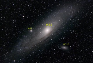 Pilt 7. Suur ning massivne spiraalgalaktika M31 ja selle kääbuselliptilised kaaslased M32 ja M110.