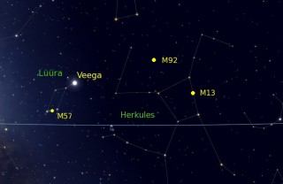 Pilt 8. Lüüra ja Herkulese tähkujud "harjumatus" asendis - madalas põhjakaares. Sinine joon kujutab silmapiiri. Herkulese kerasparved M13 ja M92 on loojumatud. Napilt loojumatuks osutub ka Lüüras olev planetaarudu Rõngas - M57.