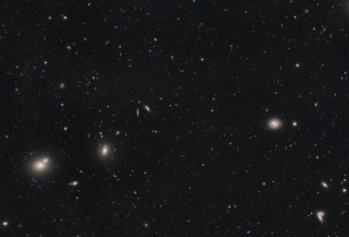 Galaktikad M58, M59 ja M60 paremalt vasakule lugedes