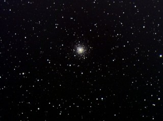 Kahvatuvõitu kerasparv M75 kogub kuulsust nähtamatu Pluuto arvel.