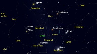 Talveöö Taevakuusnurk. Kapella, Polluks (ja Kastor), Prooküon, Siirius, Riigel, Aldebaran. Betelgeuse jääb kuusnurga sisse. Joonisel on märgitud ka S Mon, mille heledus on tugevalt võimendatud.