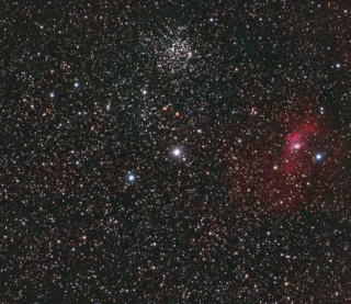 2021. aasta noova Kassiopeias. Noova on pildil pandid vilkuma. Üleval hajusparv M52, paremal Mulli udukogu.