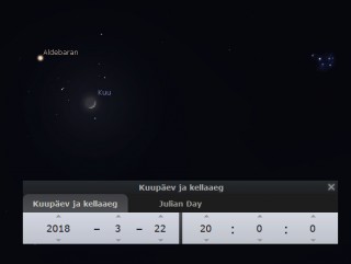 Küü Sõnni tähtkujus Hüaadide täheparve keskel. Paremal paistab ka veidi noorem ja kompaktsem Plejaadide täheparv.