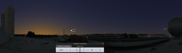Kuuvarjutus 21.01.18 hommikul AHHAA katusel. Panoraampildil on näha ka hommikused planeedid. Varjutatud Kuu on tegelikust suuremaks tehtud. Pilt: Stellarium