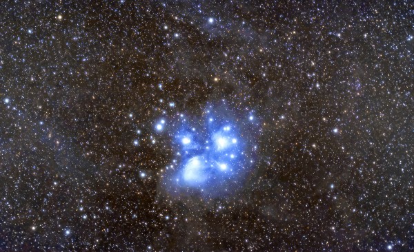 Plejaadide hajusparve tuuma moodustavad tähed ja selle ümber helendav tolmupilv