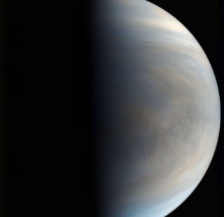 Poolik Veenus nähtuna Jaapani kosmoseagentuuri (JAXA) sondi Akatsuki poolt.