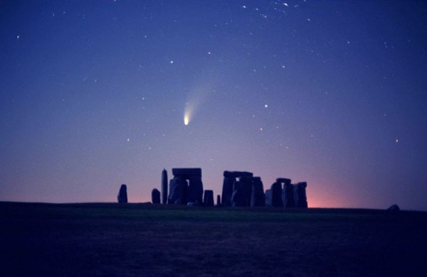 Sellisena paistis 1997. aasta Hale-Bopp komeet Inglismaal Stonehenge varemete kohal. Foto: John Goldsmith 