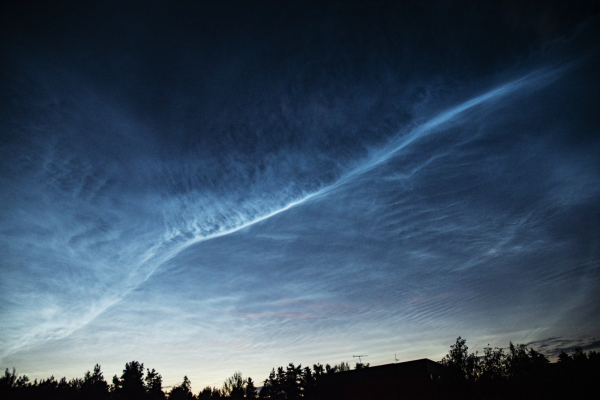 Helkivad ööpilved pildistatud 5. juuli keskööl Tõrvast. Foto: Taavi Niittee/Tõrva Astronoomiaklubi.