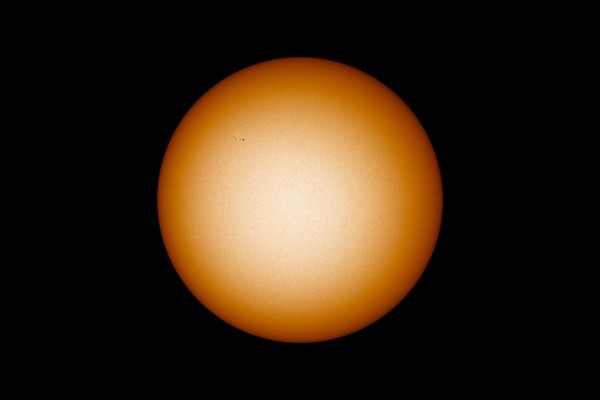 Päikese kromosfäär ehk pind ja sellel asuvad päikeseplekid. Foto on tehtud läbi teleskoobi ette asetatud päikesefiltri 2021. aasta mais.Foto: Taavi Niittee/Tõrva Astronoomiaklubi