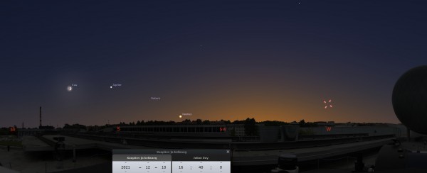 Vaade AHHAA katuselt 10. detsembri õhtul. Punase ristiga paremal on tähistatud komeet C/2021 A1 (Leonard). Pilt: Stellarium