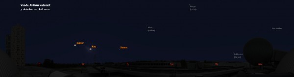 Vaade oktoobri õhtutaevasse AHHAA katuselt. Tähistatud on Päikesesüsteemi taevakehad ning mõned heledamad tähed ja tähtkujud. Pilt: Stellarium