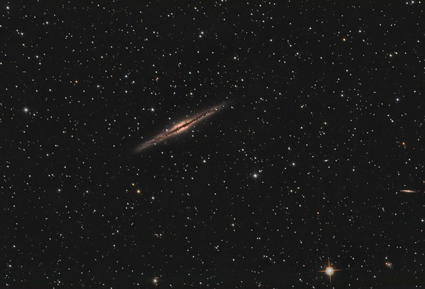 Külgvaates spiraalgalaktika NGC 891
