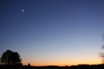 Kuu ja Veenus 1. jaanuaril 2009: Pilt on tehtud ligi tund aega peale päikeseloojangut. Veenus on hele tähekene Kuust paremal allpool. Tõnis Eenmäe foto.