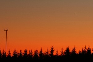 Jupiter ja Merkuur 1. jaanuaril 2009: Pilt on tehtud umbes tund peale päikeseloojangut, kui planeedid olid paari kraadi kõrgusel horisondi kohal. Jupiter on paremal ülal ja heledam, Merkuur keskel ülal ning vaevumärgatav. Tõnis Eenmäe foto.