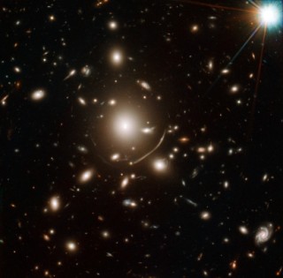 Galaktikaparv Abell 383, mille abil tehti avastus. Copyright: NASA, ESA, J. Richard (CRAL) and J.-P. Kneib (LAM). Acknowledgement: Marc Postman (STScI)