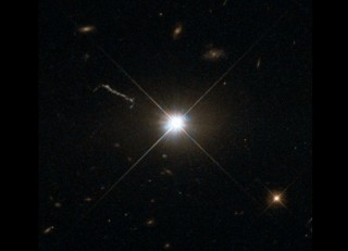 Hubble teleskoobi foto kvasarist 3C 273. Vasakul on näha ka gaasijuga, mis väljub pildil nähtamatust ümbrisgalaktikast.