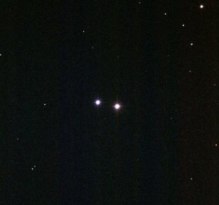 Optiline kaksiktäht M40 Suures Vankris. Tuntud ka ühena "Messier' eksitustest".