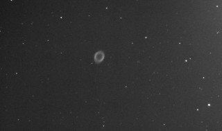 Lüüra Udu, M57; tuntud ka kui Rõngas läbi teleskoobi vaadates. Võib tekkida kahtlus, et see on märk suitsetavatest tulnukatest.