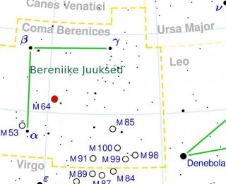 Spiraalgalaktika M64 Bereniike Juuste tähtkujus. Näha on ka kerasparv M53 ja trobikond Virgo galaktikaparve liikmeid