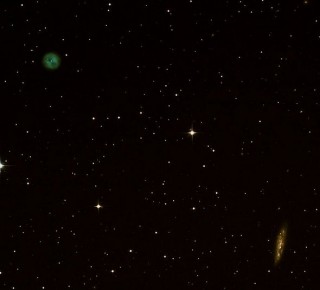 Kaks Messier' kataloogi objekti ühel pildil - M97 ja M108. Kaadrist välja (alla paremale) jääb täht Merak.