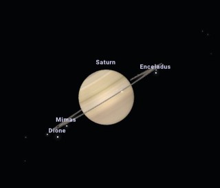 Ilus planeet teleskoobiga vaadates - Saturn. Rõngas paistab praegu kitsavõitu, kuid on siiski vaadeldav. Ka mõni Saturni kaaslane on siin ära märgitud.