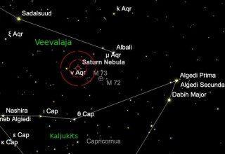 Planetaarudu NGC 7009 (Saturn) asukoht punaste ringjoonte keskel Veevalaja tähtkuju alumises lääneservas. Ka suur osa Kaljukitse tähtkujust jääb pildile.