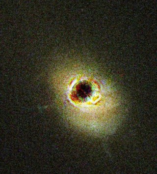 Hubble teleskoobi foto kvasarit 3C 373 ümbritsevast galaktikast. Väga hele kvasarist tuum on varjestatud.