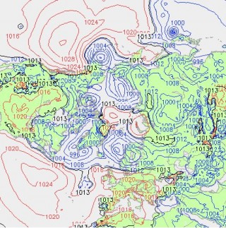 Näide muutlikust õhu-rõhkkondade paigutusest põhjapoolkeral suvel. Keskel on põhjapoolus. Ameerika jääb vasakule ja Euraasia paremale.Allpool näeme Vahemerd. Kõrgrõhualad on punased, madalrõhualad sinised. Näeme arktilist kõrgrõhuala põhjapooluse ümbruse ja Gröönimaa kohal. Seda ümbritsevad Islandi madalrõhuala (allpool) ja Aleuudi madalrõhuala (üleval). Hästi on näha madalrõhuvööndit ookeanide kohal ümbritsevad subtroopilised kõrgrõhualad Atlandil (laienemas Vahemere kohale) ja Vaiksel ookeanil. Aasias (ja Euroopas) võivad suvel asuda nii kõrg- kui madalrõhualad (hetkel pigem madalrõhualad), sama lugu Põhja-Ameerikas (hetkel pigem kõrgrõhualad).